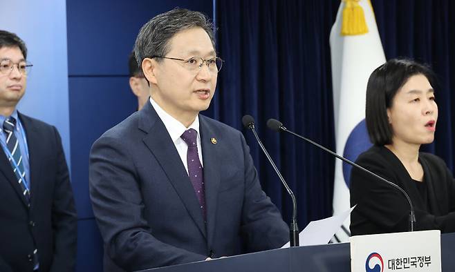 윤영빈 우주항공청장이 지난 24일 서울 종로구 정부서울청사에서 열린 제3회 국가우주위원회 관련 사전 기자브리핑에서 발언하고 있다. 연합뉴스