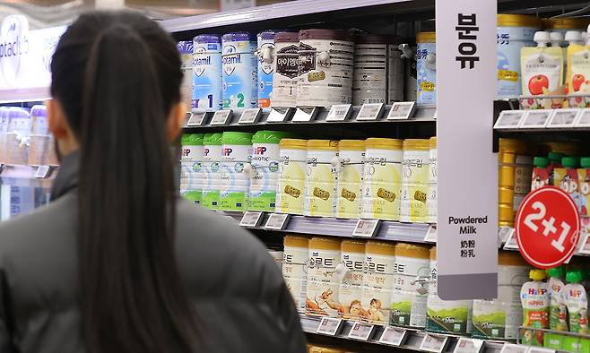 지난 21일 서울의 한 대형마트 분유판매대. 연합뉴스
