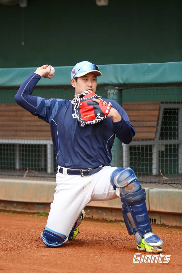 스프링캠프에서 훈련 중인 롯데 유강남. 롯데 자이언츠 제공
