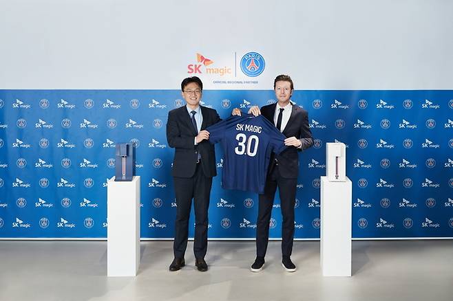 지난 25일, 서울시 강남구 신사동에 위치한 ‘PSG 서울 플래그십 스토어’에서 윤현정 SK매직 마케팅본부장과 세바스찬 와셀 PSG 아시아본사 지사장이 ‘SK매직 3.0’이 새겨진 PSG 유니폼을 든 채 기념 사진을 촬영하고 있다. (왼쪽부터) 윤현정 SK매직 마케팅본부장, 세바스찬 와셀 PSG 아시아본사 지사장. SK매직 제공