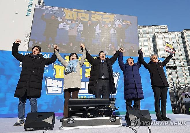 민주당, 윤석열 대통령 파면 범국민 대회 (서울=연합뉴스) 류영석 기자 = 더불어민주당 박찬대 원내대표를 비롯한 의원들이 지난 22일 서울 종로구 헌법재판소 인근 안국동사거리에서 열린 '내란종식·헌정수호를 위한 윤석열 파면 범국민 대회'에서 참석자들에게 인사하는 모습 [연합뉴스 자료사진]