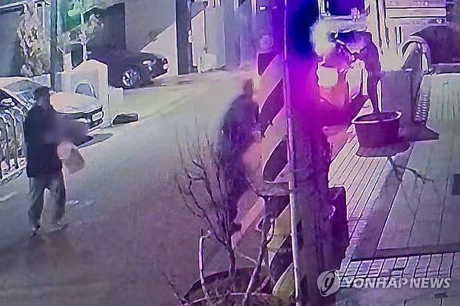 흉기난동 50대에 경찰관 피습 (광주=연합뉴스) 26일 오전 3시 10분께 광주 동구 금남로 한 골목에서 50대 남성이 신고를 받고 출동한 경찰관에게 흉기를 휘두르고 있다. 2025.2.26 [독자 제공. 재판매 및 DB 금지] in@yna.co.kr