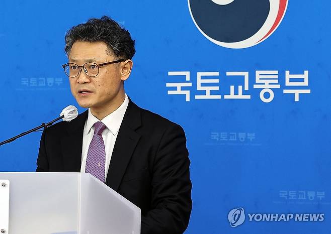 자동차보험 부정수급 개선 대책 (세종=연합뉴스) 배재만 기자 = 국토교통부 김홍목 모빌리티자동차국장이 25일 정부세종청사에서 국민부담 완화 및 적정 보상을 위한 자동차보험 부정수급 개선 대책 추진 내용을 설명하고 있다. 2025.2.26 scoop@yna.co.kr