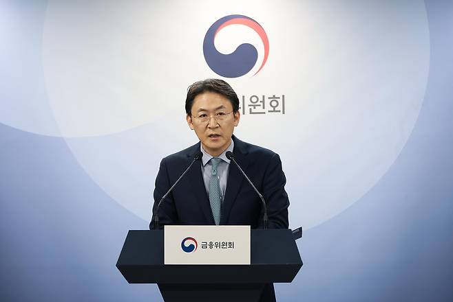 권대영 금융위원회 사무처장이 지난 26일 가계부채 점검회의 안건에 대해 사전브리핑을 하고 있다. / 사진=금융위
