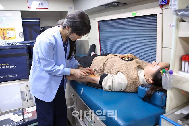 금호석유화학 본사 직원이 2025 첫 헌혈 캠페인에 참여하고 있다.
