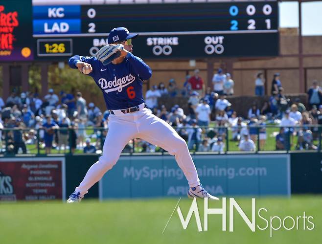 (김혜성이 지난 24일 유격수로 선발 출전한 경기에서 안정적인 수비를 보여주고 있다)