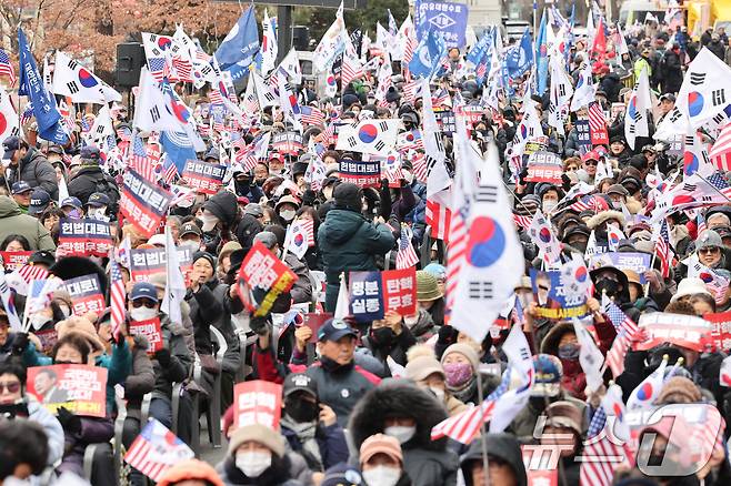 윤석열 대통령 탄핵 심판 마지막 변론 기일인 25일 오후 서울 종로구 안국역에서 윤 대통령 지지자들이 탄핵 반대 집회를 하고 있다. 이날 변론기일에는 윤 대통령이 헌정사 최초로 탄핵 심판 최후 진술을 할 것으로 알려졌다. 2025.2.25/뉴스1 ⓒ News1 신웅수 기자