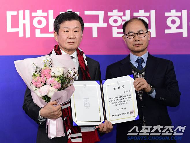 26일 서울 신문로 축구협회회관에서 제 55대 대한축구협회장 선거가 열렸다. 4선 연임에 성공한 정몽규 회장이 당선증을 받고 포즈를 취하고 있다. 신문로=송정헌 기자songs@sportschosun.com/2025.02.26/