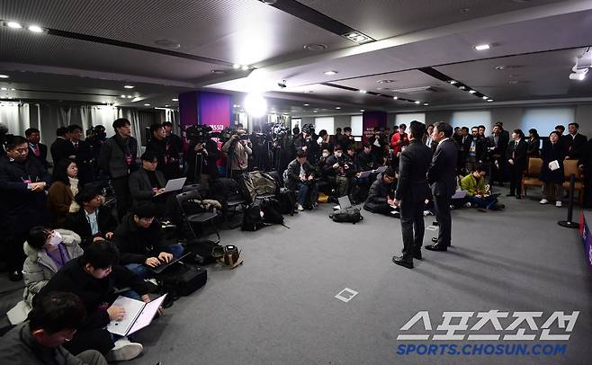 26일 서울 신문로 축구협회회관에서 제 55대 대한축구협회장 선거가 열렸다. 정몽규 회장이 4선 연임에 성공했다. 취재진들의 질문을 받고 있는 정몽규 회장. 신문로=송정헌 기자songs@sportschosun.com/2025.02.26/