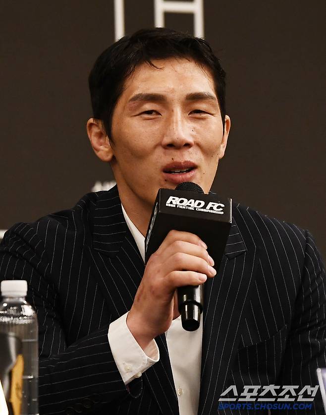 굽네 로드FC 공식 기자회견이 26일 오후 서울 서대문구 스위스 그랜드 호텔에서 열렸다. 기자회견에는 윤형빈, 벤쯔, 태인, 세키노 타이세이, 황인수, 임동환, 이정현, 고동혁, 박시원, 난딘에르덴이 참석했다. 난딘에르덴이 질문에 답하고 있다. 정재근 기자 cjg@sportschosun.com/2025.2.26/