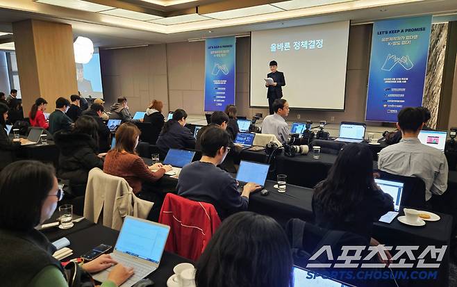 27일 서울 반포 JW메리어트호텔에서 대중음악 5개 단체(한국매니지먼트연합, 한국연예제작자협회, 한국음악레이블산업협회, 한국음반산업협회, 한국음악콘텐츠협회)가 합동 호소문을 발표했다. 많은 취재진들 앞에서 입장 밝히는 음반제작자 단체 대표. 반포동=송정헌 기자songs@sportschosun.com