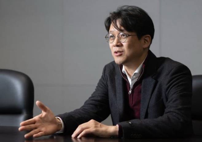 김현철 연세대 의대 교수는 조선비즈와의 인터뷰에서 "홍콩은 연구비 심사가 영어로 이뤄지고 심사도 외국의 훌륭한 학자들에게 맡기기 때문에 결과에 대체로 수긍한다"며 "한국도 해외 인재를 유치하려면 연구자 간의 언어 장벽부터 바꿔야 한다"고 말했다./조선비즈