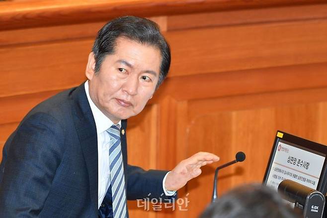 정청래 국회 탄핵소추단장이 지난 25일 서울 종로구 헌법재판소에서 열린 윤석열 대통령 탄핵심판 11차 변론에 출석해 변론 시작을 기다리고 있다.ⓒ 사진공동취재단