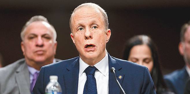 스티브 파인버그 미국 국방부 부장관 후보자가 25일 인준을 위한 상원 청문회에서 “대만이 함락되면 미국의 무역, 동맹, 글로벌 영향력에 심각한 타격을 줄 가능성이 크다”며 중국의 군사 위협에 맞서 대만을 지키겠다는 뜻을 강조했다. 억만장자인 그는 월가 유명 사모펀드 ‘서버러스캐피털’의 공동 설립자다. 워싱턴=AP 뉴시스