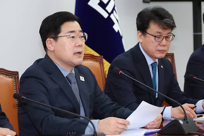 더불어민주당 박찬대 원내대표가 27일 서울 여의도 국회에서 열린 정책조정회의에서 발언하고 있다. 연합뉴스