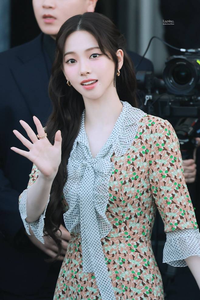 밀라노 프라다쇼, 꽃 원피스 카리나.gif