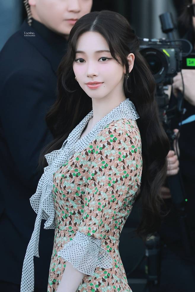6b48e07b85e8aa8938470e0e1072dfdd7a5b5e5a.jpeg 밀라노 프라다쇼, 꽃 원피스 카리나.gif