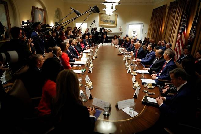 도널드 트럼프(오른쪽 가운데) 미국 대통령이 26일(현지시간) 백악관에서 2기 행정부 출범 이후 첫 각료회의를 주재하고 있다. 트럼프 대통령은 이날 멕시코와 캐나다에 대한 관세를 한 달 더 유예한다면서 모든 나라에 4월 2일부터 보복관세를 물리겠다고 밝혔다. 로이터 연합