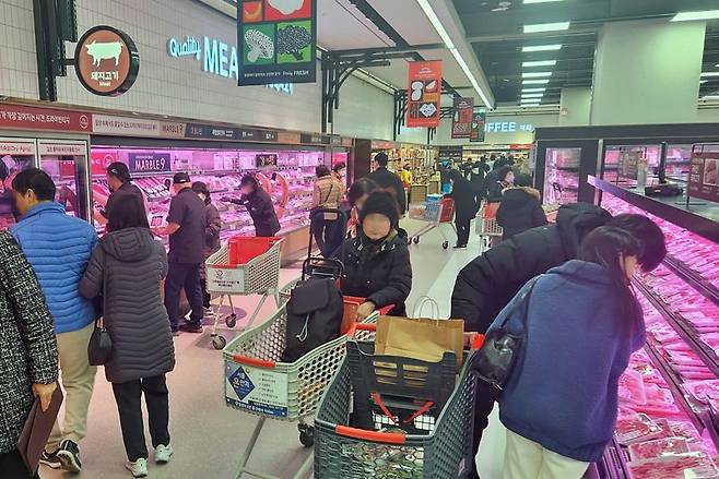 롯데마트 그랑그로서리 은평점 축산매장 전경. 롯데마트 제공