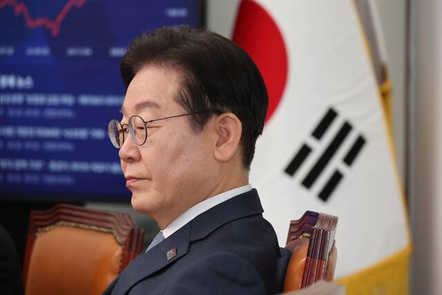 이재명 더불어민주당 대표가 26일 오전 서울 여의도 국회에서 열린 최고위원회의에 참석해 생각에 잠겨 있다. 신소영 기자 viator@hani.co.kr