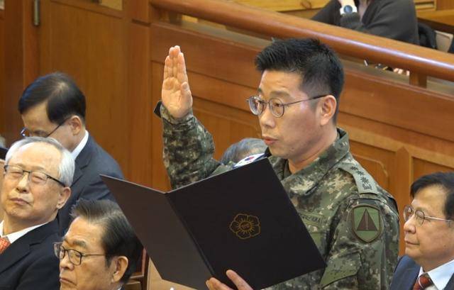 조성현 수도방위사령부 제1경비단장(대령)이 13일 헌법재판소에서 열린 윤석열 대통령 탄핵심판 8차 변론에서 선서를 하고 있다. 헌법재판소 제공