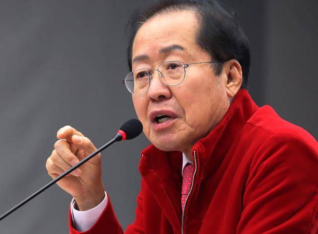 홍준표 대구시장이 지난달 31일 오후 대구시청 산격청사에서 열린 2025년 제1차 청년정책조정위원회에 참석해 인사말을 하고 있다. 대구=뉴스1