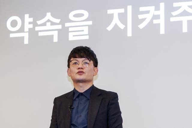 최광호 한국음악콘테츠협회 사무총장이 27일 오전 서울 서초구 JW메리어트호텔에서 열린 음악산업의 공정한 권리 보호를 위한 음반제작사 기자회견에서 주제 발표를 하고 있다. 뉴스1