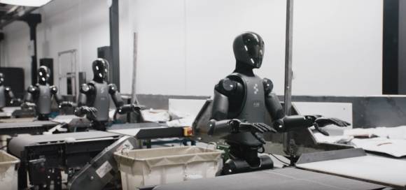 피규어AI의 '피규어 02' 모델들이 물류 분류 컨베이어 벨트 옆에 서 있다. [사진=피규어AI]