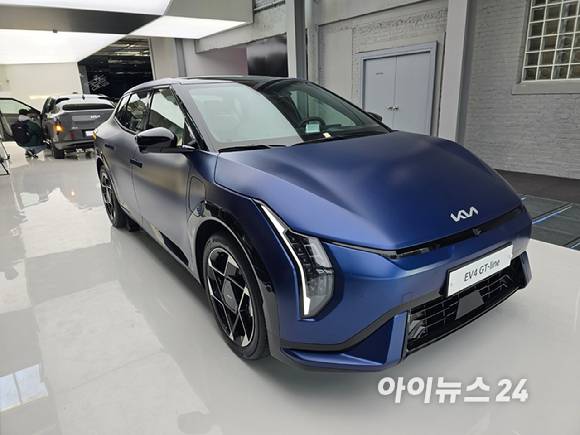 기아 'EV4 GT 라인' 정측면. [사진=김종성 기자]