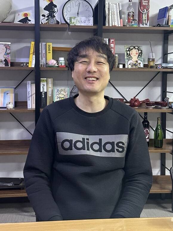 '오질빼이' 김도건씨가 인터뷰를 하며 환하게 웃고 있다. [사진=유나경기자]