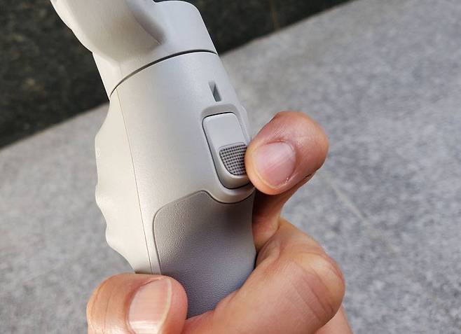 촬영 각도 고정, 스마트폰 제자리 복귀 등의 기능을 쓸 수 있는 전면 트리거 버튼 / 출처=IT동아