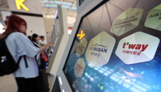 미리 온라인 체크인을 마치지 못했다면 공항에서 '셀프 체크인' 기기를 활용하면 된다. 인천공항에서는 19개 항공사가 셀프 체크인 서비스를 제공한다. 연합뉴스