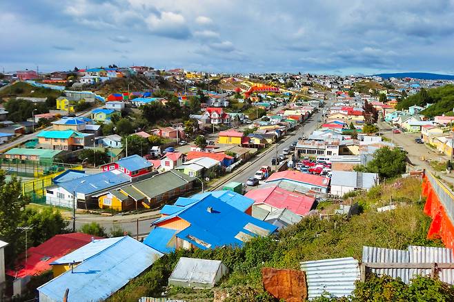 거친 바람의 땅 푼타 아레나스. 형형색색의 집이 옹기종기 모여 마을을 이루고 있다. 저 중 하나가 우리 숙소였다. 사진 김은덕, 백종민