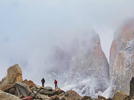파타고니아의 자랑, ‘뿔처럼 솟아 있는 세 개의 봉우리’란 뜻의 토레스 델 파이네. 흐린 날이 많아 완벽한 모습을 보기 쉽지 않다. 사진 김은덕, 백종민