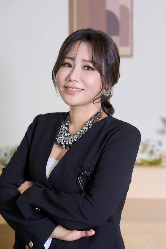 뮤지컬 '명성황후' 30주년 공연에 출연 중인 배우 신영숙을 27일 서울 인사동의 한 카페에서 만났다. 그는 이번 출연이 명성황후로서의 마지막 연기가 될 것이라고 밝혔다. 사진 에이컴