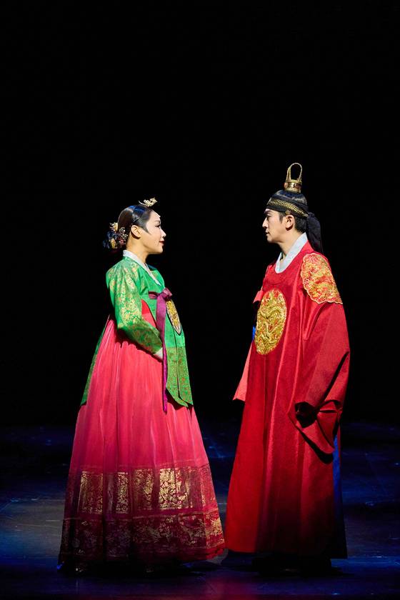 신영숙이 강필석과 함께 뮤지컬 '명성황후' 30주년 공연을 하는 모습. 신영숙은 3월 6일 명성황후역을 100번째 연기한다. 사진 에이컴