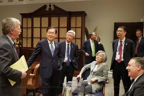 2018년 강경화 당시 외교부 장관이 백악관에서 존 볼턴 미국 국가안보보좌관(왼쪽) 등과 담소를 나누고 있다. [중앙포토]