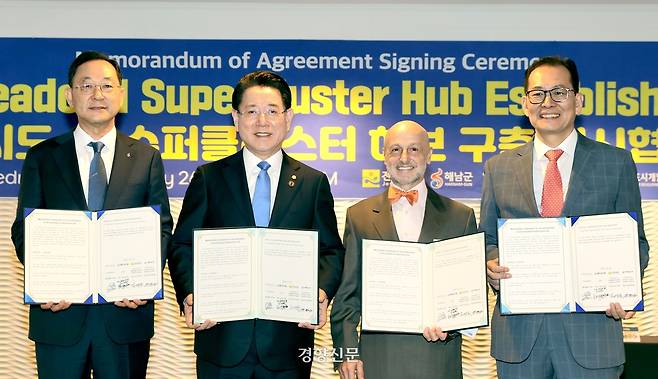 김영록 전남도지사(왼쪽에서 2번째)가 26일(현지시각)  미국 샌프란시스코 하얏트 호텔에서 퍼힐스(, 서남해안기업도시개발, 해남군과 함께 ‘솔라시도 AI 슈퍼클러스터 구축’ 업무협약을 하고 있다. 전남도 제공.