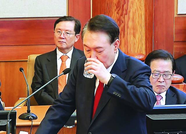 윤석열 대통령이 지난 25일 서울 종로구 헌법재판소에서 열린 자신의 탄핵심판 11차 변론에서 최종 의견 진술을 하던 중 물을 마시고 있다. 헌법재판소 제공