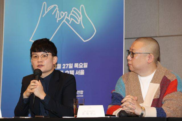 최광호 한국음악콘텐츠협회 사무총장이 27일 서울 서초구 JW메리어트호텔에서 열린 '음악산업의 공정한 권리 보호를 위한 음반제작자 기자회견'에서 종합토론을 진행하고 있다. 오른쪽은 최재우 F&F엔터테인먼트 대표. 연합뉴스