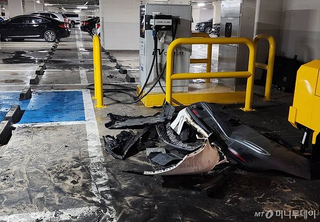 (천안=뉴스1) 이시우 기자 = 14일 오전 2시 14분께?충남 아산시 모종동의 한 아파트 지하 주차장에서 주차돼 있던 벤츠 EQC400 4MATIC?전기차에서 불이 났다. 사진은 사고가 발생한 현장 모습.2024.11.14/뉴스1?  Copyright (C) 뉴스1. All rights reserved. 무단 전재 및 재배포,  AI학습 이용 금지. /사진=(천안=뉴스1) 이시우 기자