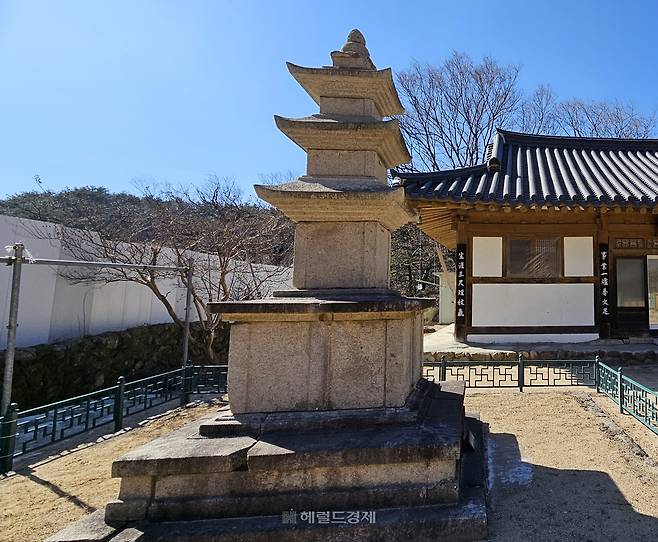 비로전 앞마당의 3층 석탑