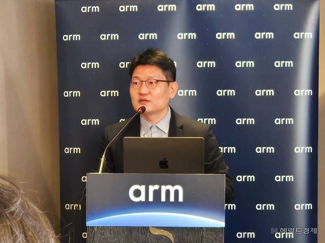 정성훈 Arm 코리아 FAE 디렉터가 27일 서울 중구 더 플라자 호텔에서 열린 기자 간담회에서 새로운 엣지 인공지능(AI) 플랫폼을 소개하고 있다. 김현일 기자