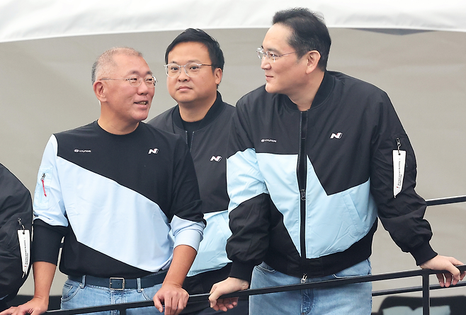 지난해 10월 경기도 용인시 에버랜드 스피드웨이에서 열린 ‘현대 N x 토요타 가주 레이싱 페스티벌’에서 정의선 현대자동차그룹 회장(왼쪽)과 이재용 삼성전자 회장이 대화하고 있다. [연합]