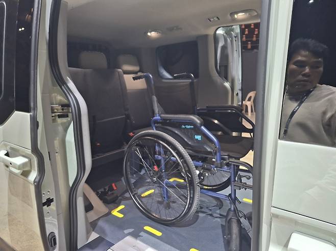기아 PV5 WAV 실내에 휠체어가 놓여져 있다. [타라고나=김성우 기자]