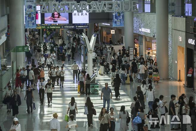 [인천공항=뉴시스] 정병혁 기자 = 인천국제공항 제1여객터미널 면세구역이 이용객들로 붐비고 있다. 2024.09.10. jhope@newsis.com