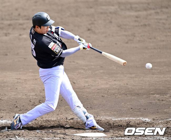 [OSEN=오키나와(일본), 조은정 기자]&nbsp;26일 일본 오키나와 고친다구장에서 한화 이글스와 KT 위즈의 연습경기가 열렸다.한화는 22일 훈련을 시작으로 8차례 연습경기를 치른 뒤 내달 4일 귀국한다.3회초 1사 만루 KT 허경민이 병살타를 치고 있다. 2025.02.26 /cej@osen.co.kr