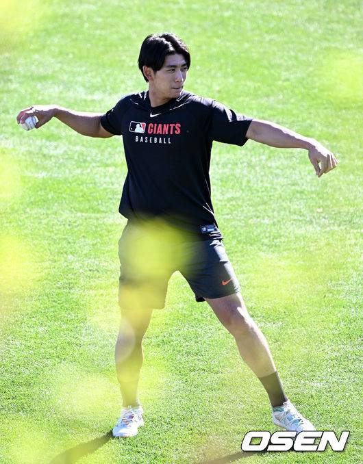 열심히 배팅볼 던지는 이정후