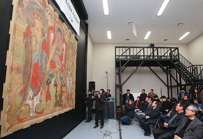 2014년 공개된 석가삼존도. 일제 강점기 초반 국내 사찰에서 일본으로 반출된 것으로 추정되는 이 불화는 미국 미술시장을 떠돌다 라이엇게임즈코리아의 후원으로 환수됐다. ⓒ연합뉴스