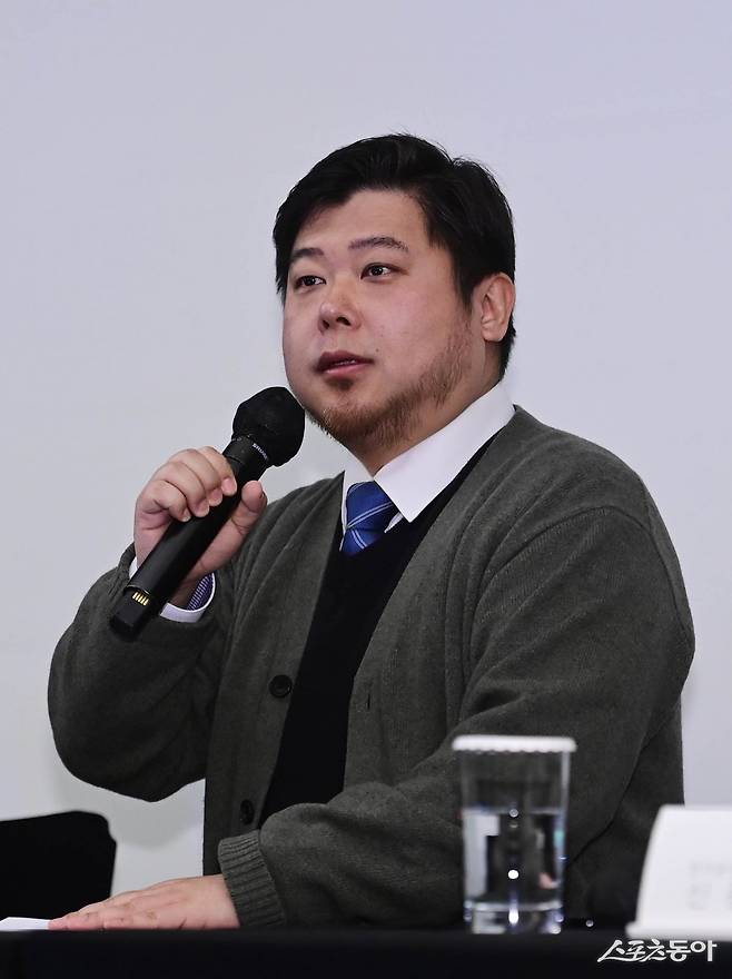 이남경 한국매니지먼트연합 국장이 27일 서울 강남구 반포동 JW메리어트호텔서울에서 열린 음악산업의 공정한 권리 보호를 위한 음반제작자 기자회견에서 종합 토론 발언을 하고 있다.  주현희 기자 teth1147@donga.com